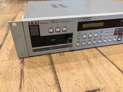 Akai-s700"